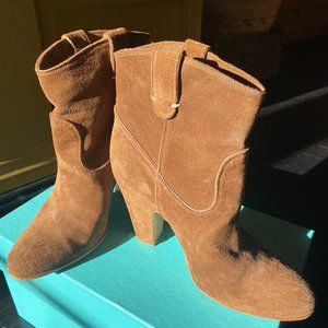 Scoop suede Ankle boots